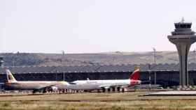 Dos aviones en el aeropuerto de Madrid / EFE