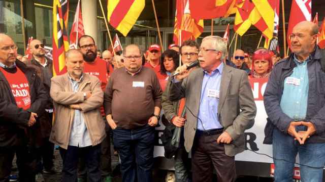 Ignacio Fernández Toxo (c), secretario general de CCOO, junto a su homólogo catalán, Joan Carles Gallego (d), en el acto de protesta por el juicio al trabajador del Metro Ricardo Vercher / CG