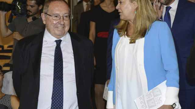 El presidente de la Cámara de Comercio de España, José Luis Bonet, junto a la consejera de Economía y Hacienda de la Junta de Castilla y León, Pilar del Olmo / EFE