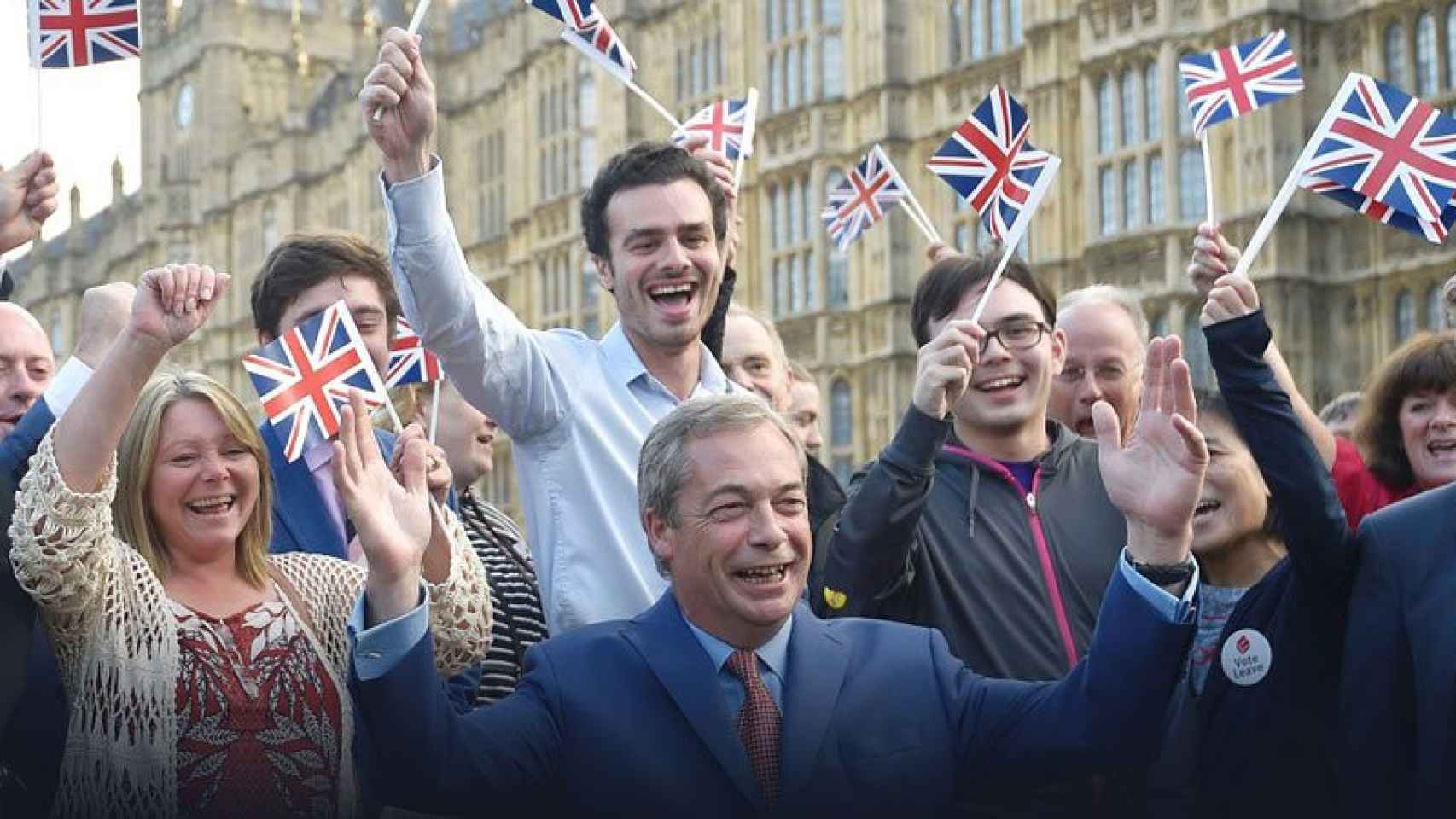Nigel Farage, líder del eurófobo Partido por la Independencia del Reino Unido (UKIP), celebra junto a sus seguidores la victoria del 'Brexit' en el referéndum de este jueves.