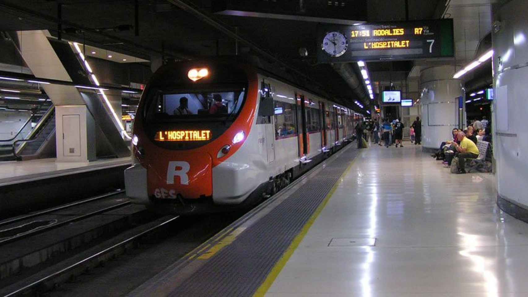 Un tren de cercanías Renfe en la estación de Sants / CG