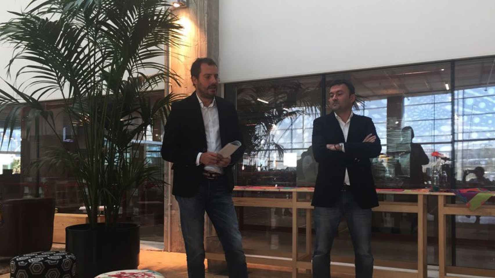 El director de marketing y comunicación de Desigual, Borja Castresana (izquierda), y el de operaciones, Manel Jiménez (derecha) en el centro logístico de Viladecans (Barcelona)