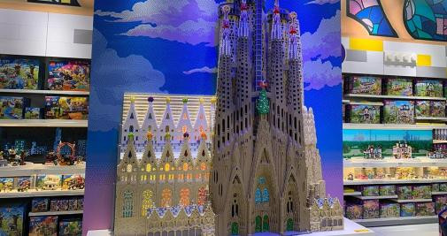 Una recreación de la Sagrada Familia hecha con 218.863 piezas de Lego en la nueva tienda de la firma danesa en Barcelona / CG