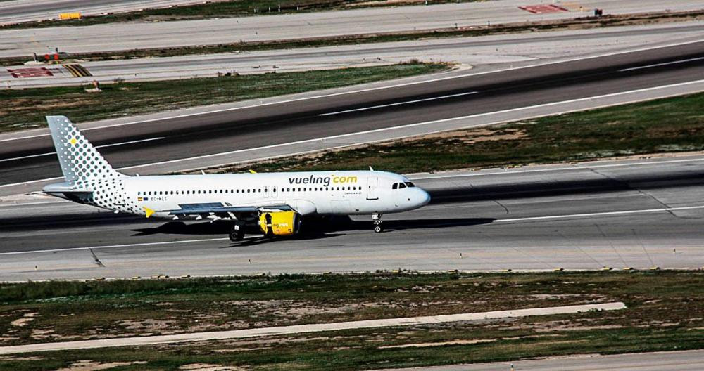 Una aeronave de Vueling en pista del aeropuerto de El Prat / CG