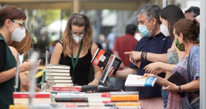 Aspecto de uno de los pocos puestos callejeros de venta de libros del centro de Barcelona / EFE