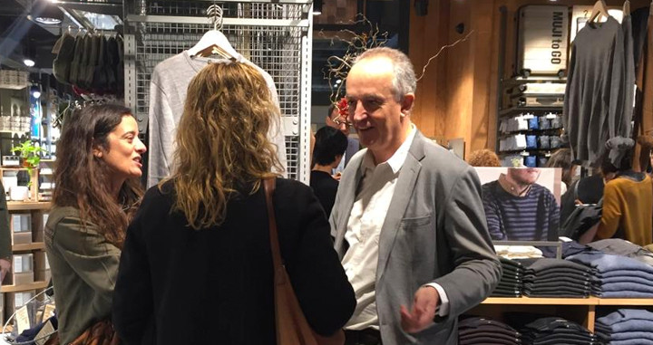 Joaquim de Toca, Presidente de Muji en España y Portugal, comenta sus productos con dos visitantes de la tienda de Paseo de Gràcia / CG