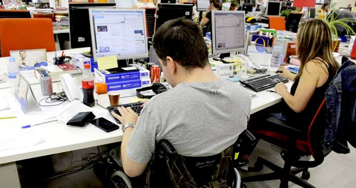 Un trabajador con una discapacidad física en una oficina / ONCE