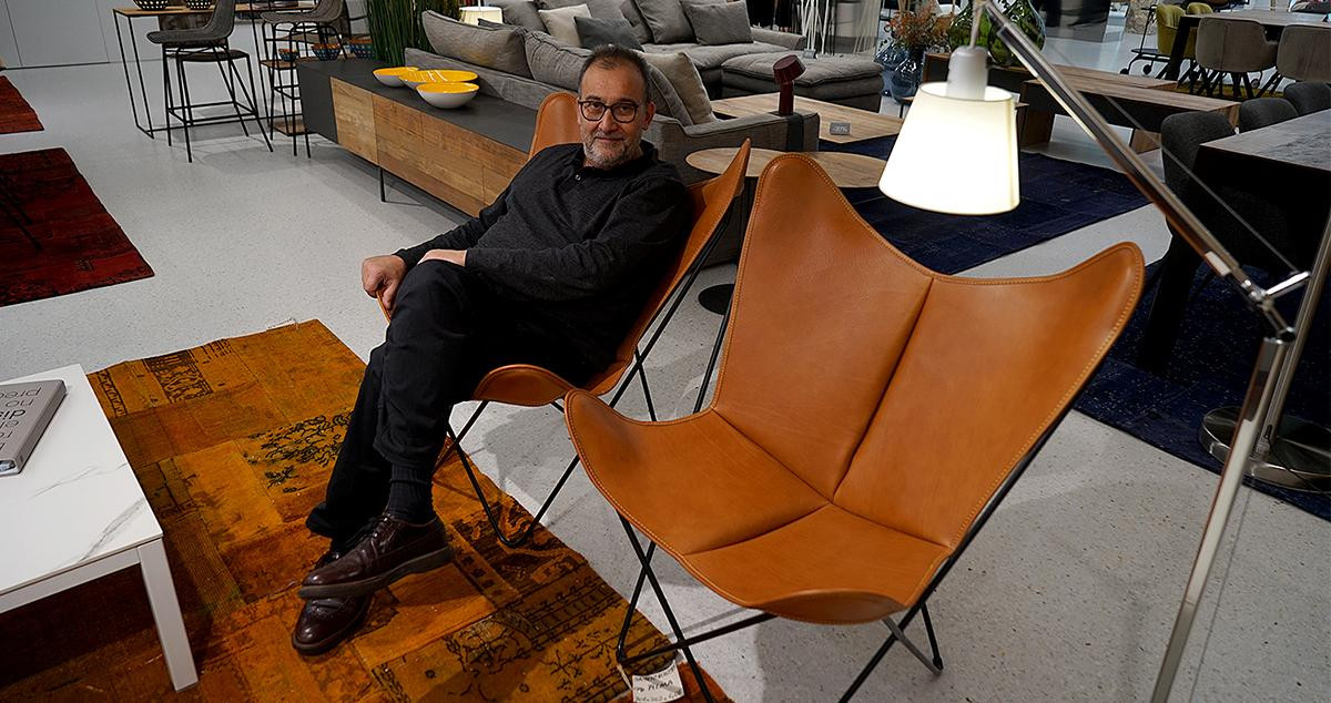 Ricard López, director creativo de Pilma, sentado en la silla Safari / YOLANDA CARDO