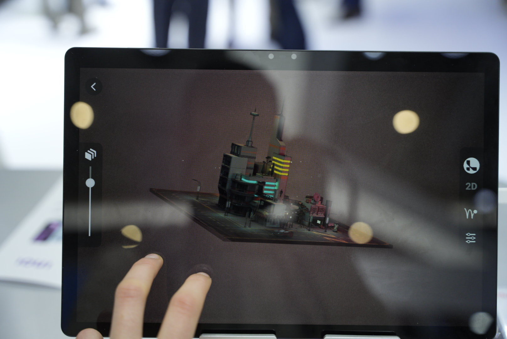 Un usuario visualiza una imagen en 3D en el nuevo Nubia Pad 3D de ZTE durante el Mobile World Congress / LUIS MIGUEL AÑON - CRÓNICA GLOBAL