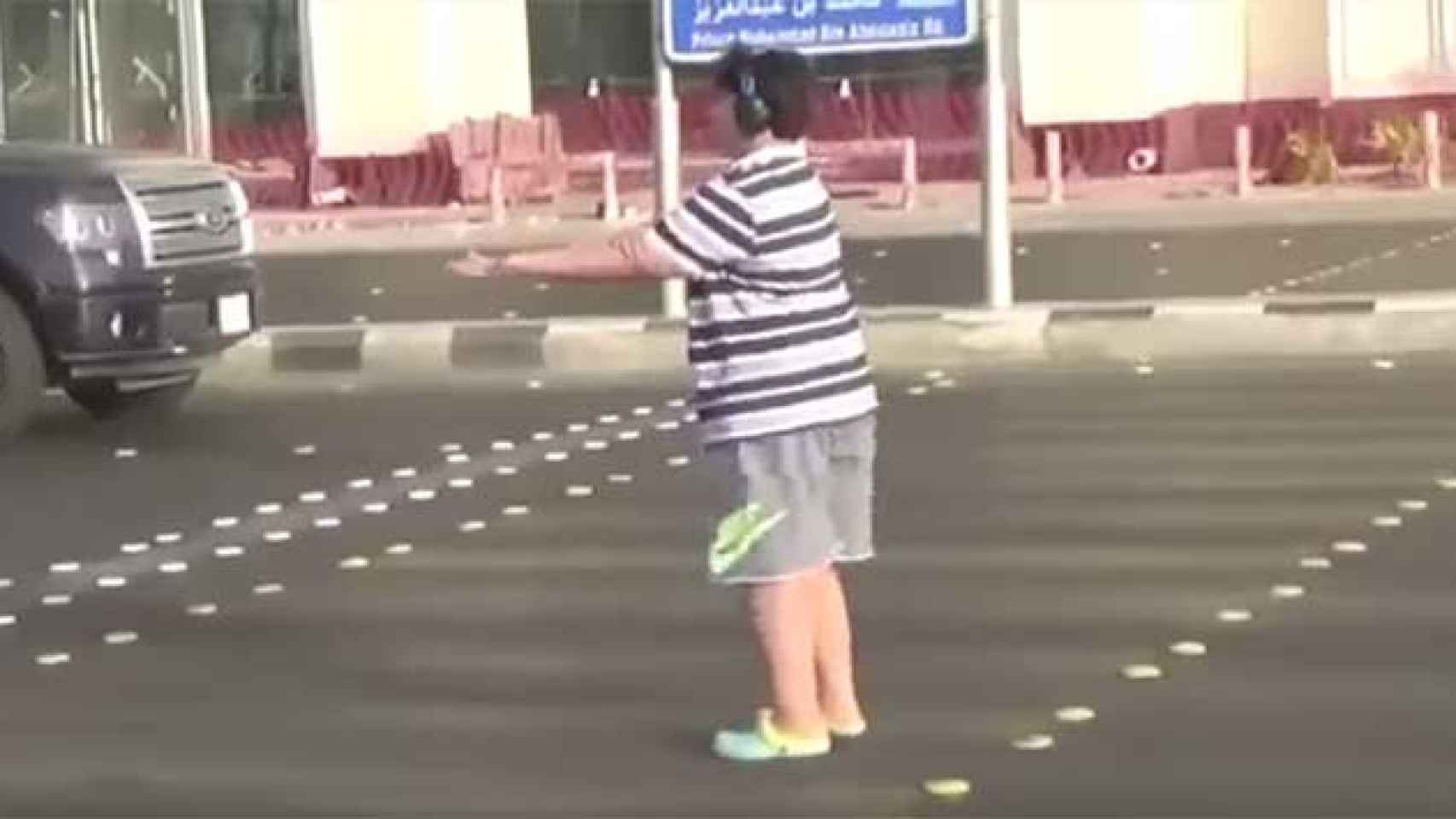 El joven detenido baila la 'Macarena' en la calle / CG