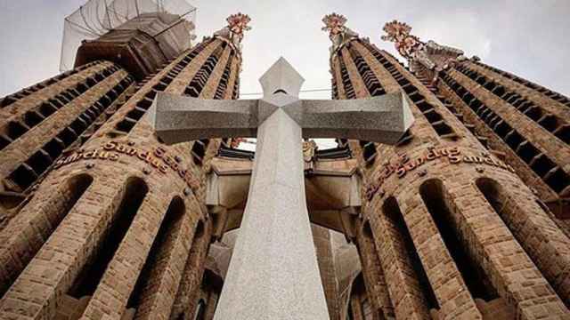 La cruz de piedra maciza que se ha instalado este lunes en la fachada de la Sagrada Família / EP