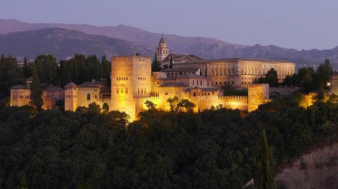 Vista nocturna de la Alhambra / Howard Steed EN PIXABAY