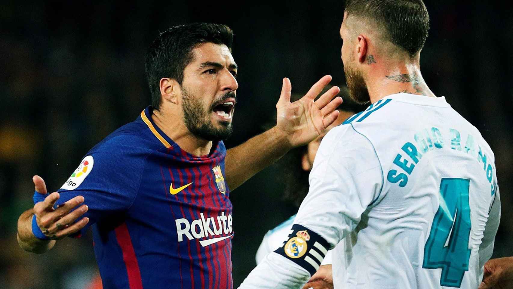 Luis Suárez y Sergio Ramos se encaran tras una falta del madridista