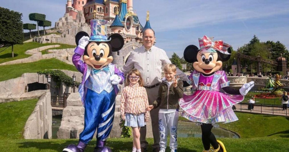 Alberto de Mónaco con sus hijos en Disneyland París / EP