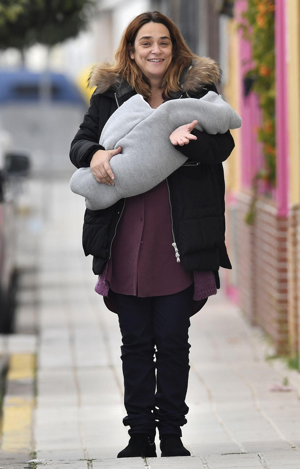 Toñi Moreno coge en brazos a su hija Lola / AGENCIAS
