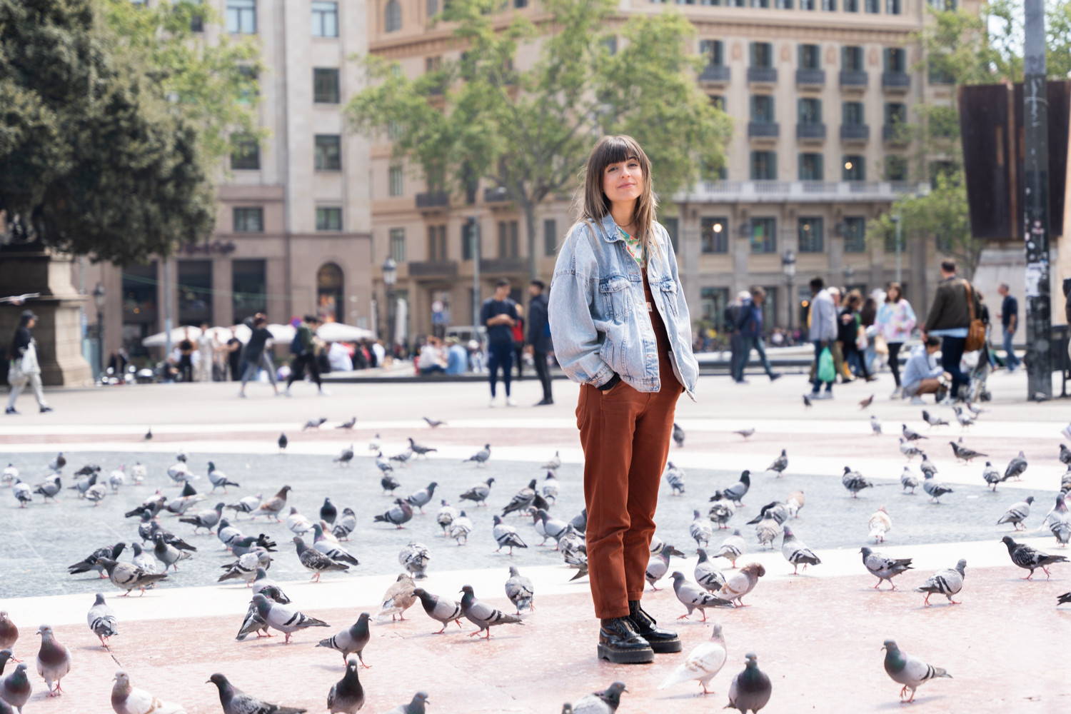 Retrato de Chica Sobresalto en Plaza Cataluña de Barcelona / LUIS MIGUEL AÑÓN