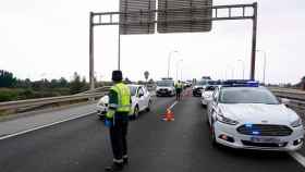 La Guardia Civil mientras paran el tráfico por un accidente con un atropellado / EP
