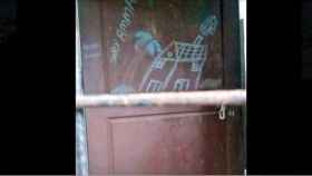 Puerta pintada por la niña donde se lee lo siento mamá / TIMES OF INDIA