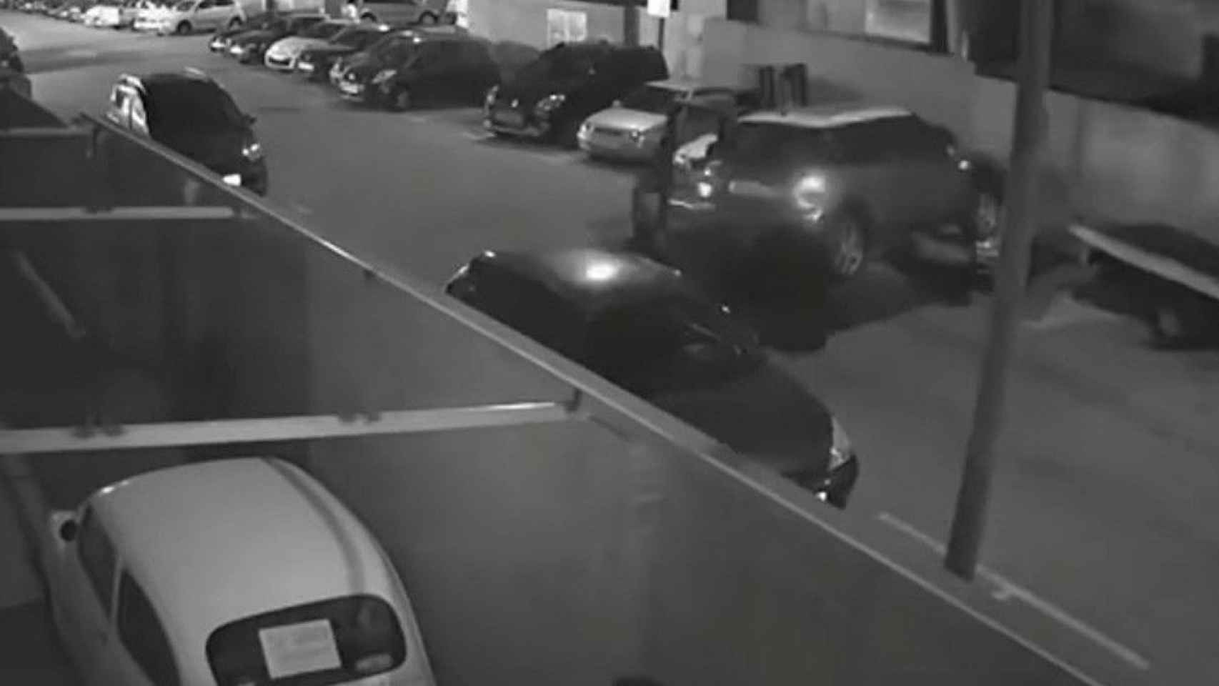 El momento en que el ladrón roba el coche con una carretilla elevadora