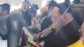 Imagen de los pasajeros leyendo y cantando en el aterrizaje de emergencia