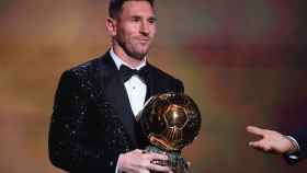 Leo Messi se emociona al recibir el séptimo Balón de Oro / EFE