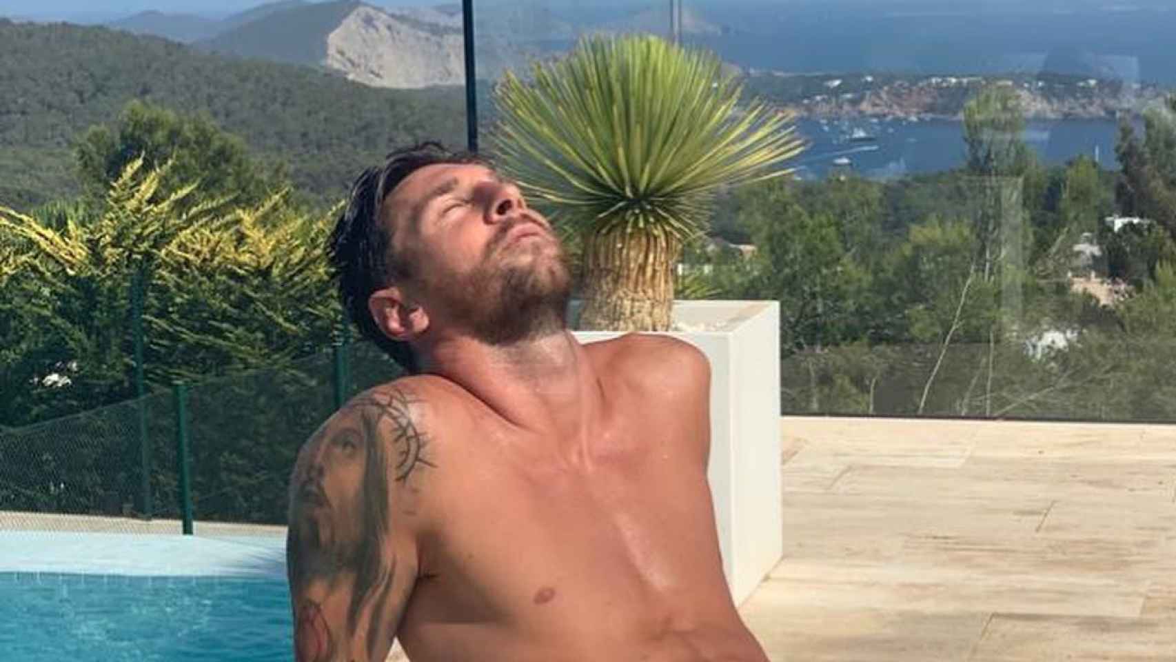 Leo Messi tomando el sol en Ibiza : INSTAGRAM