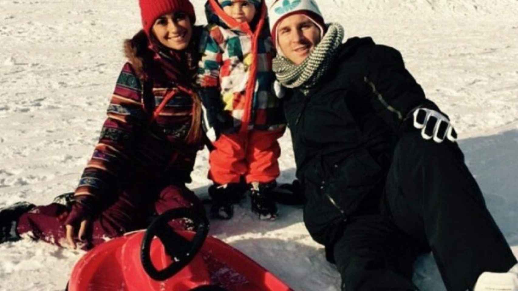 Antonella Roccuzzo y Leo Messi en la nieve