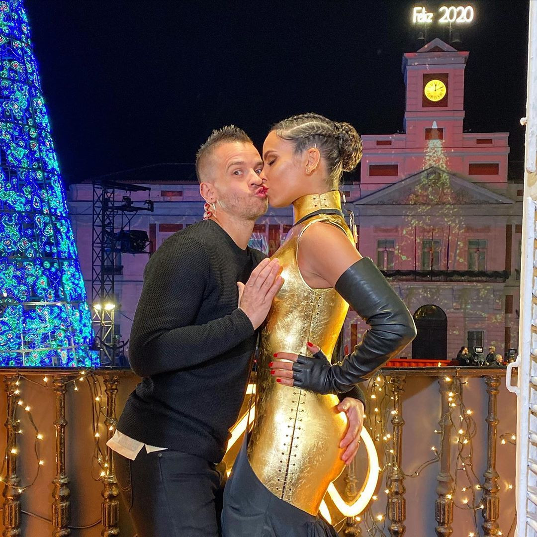 Cristina Pedroche y su pareja en la Puerta del Sol / Instagram