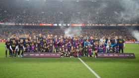 Los futbolistas del FC Barcelona celebran el título de Liga / FC BARCELONA