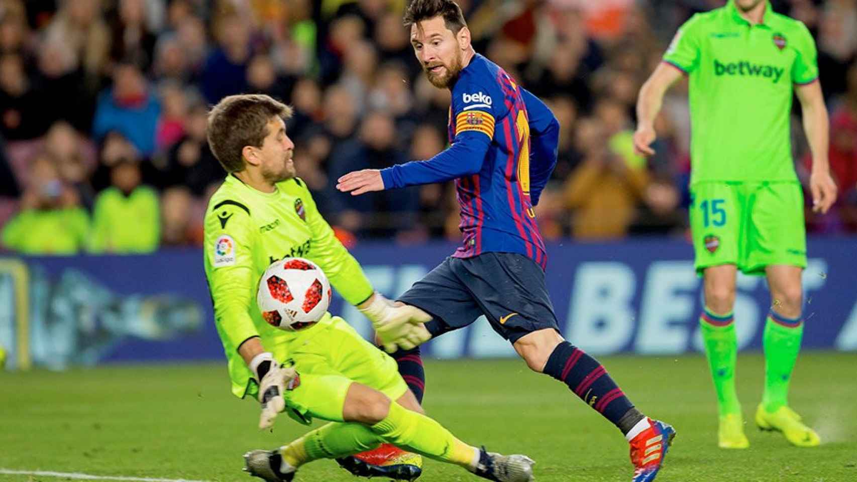 El delantero argentino del FC Barcelona, Leo Messi (c), golpea el balón ante el guardameta del Levante, Aitor Fernández (i), consiguiendo el tercer gol del equipo blaugrana durante el encuentro correspondiente a la vuelta de los octavos de final de la Cop