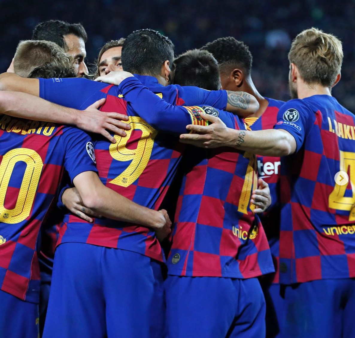 Leo Messi se abraza a sus compañeros