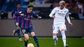 Gavi, controla el balón, ante la marca de Fede Valverde en el Barça Real Madrid de la Supercopa FCB
