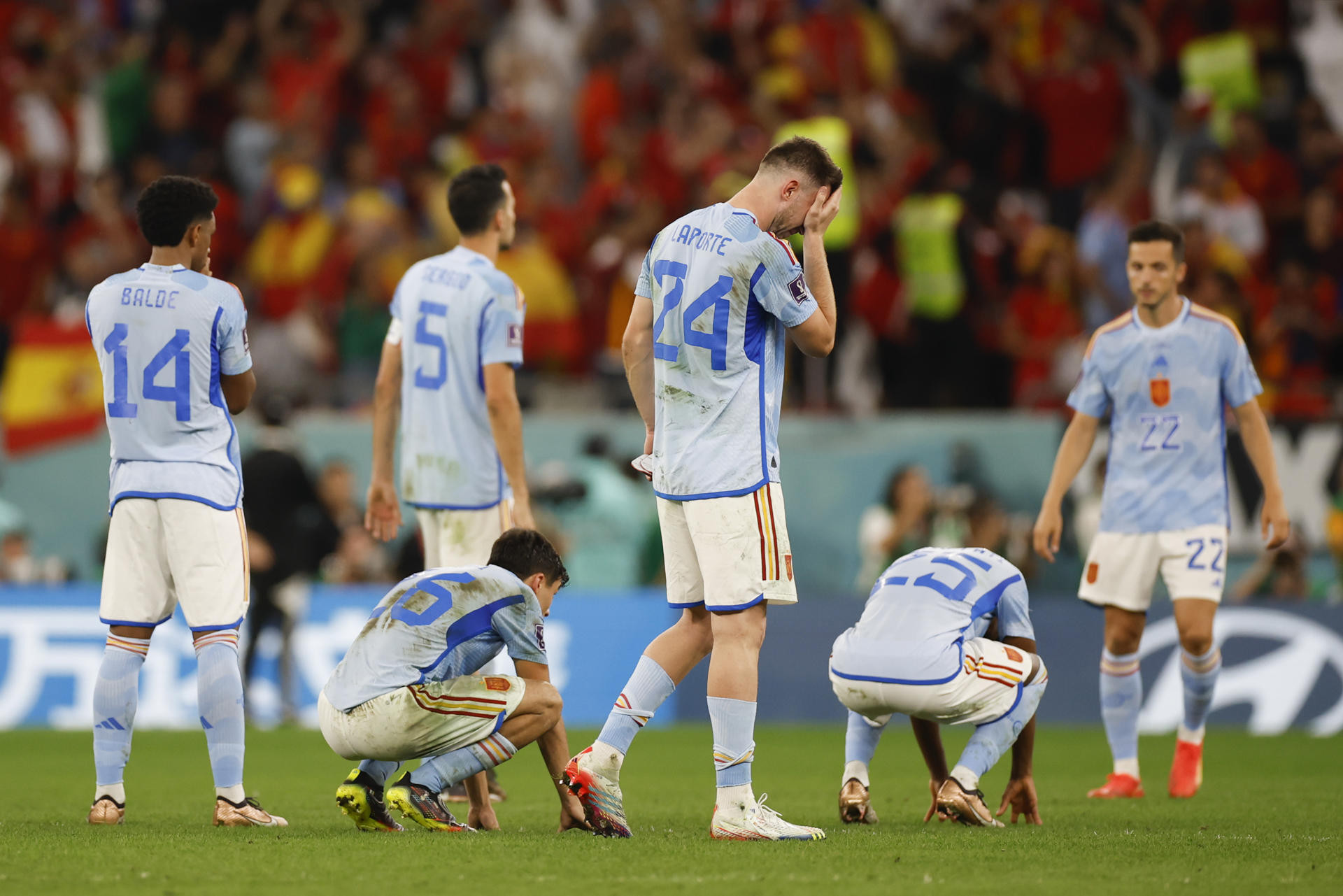 Balde, Busquets, Pedri, Laporte, Ansu Fati y Sarabia, desolados tras la derrota de España ante Marruecos / EFE