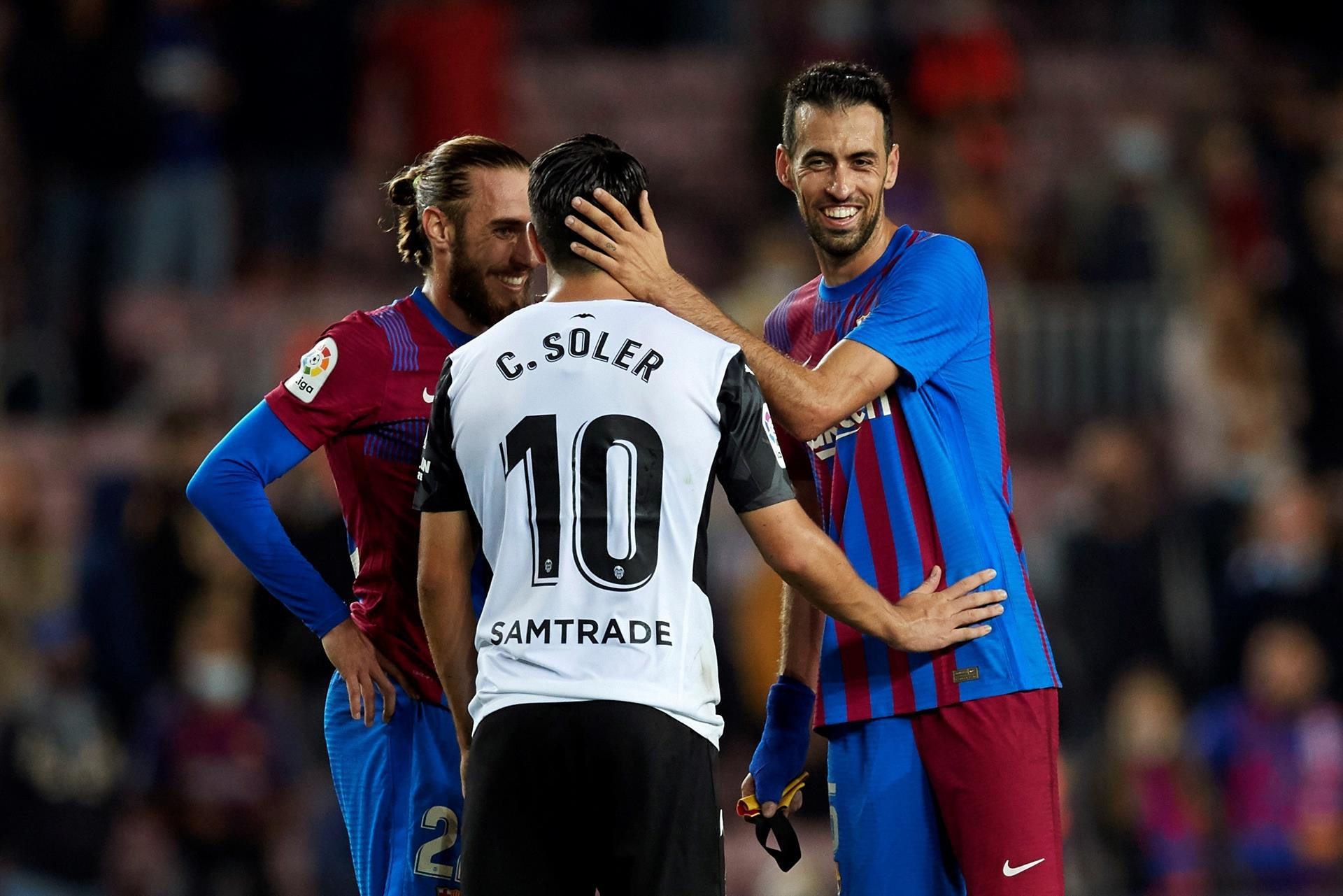Busquets y Mingueza saludan a Carlos Soler en el Barça-Valencia / EFE