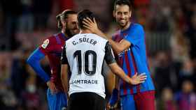 Busquets y Mingueza saludan a Carlos Soler en el Barça-Valencia / EFE