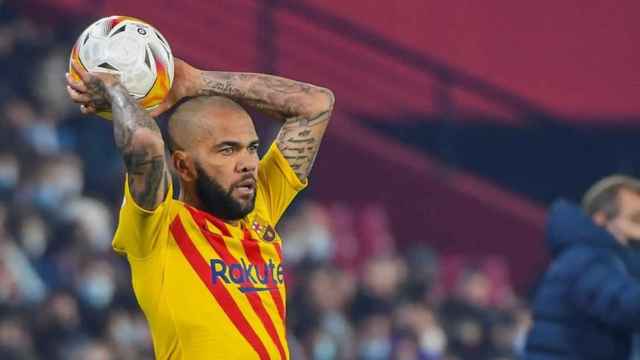 Dani Alves, en una acción del partido entre Barça y Granada / EFE