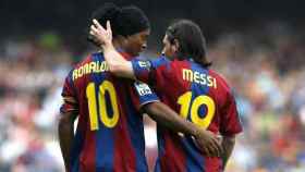 Ronaldinho y Messi celebrando un gol con el Barça / EFE