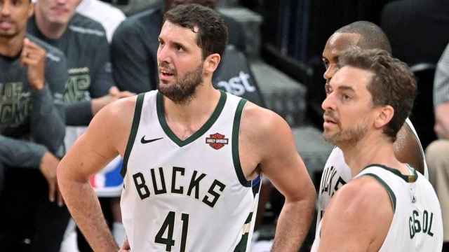 Nikola Mirotic y Pau Gasol en un partido de los Bucks / EFE