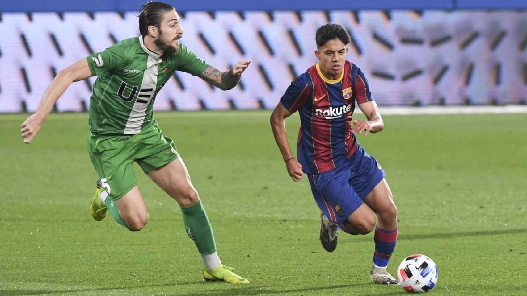 Ilias Akhomach jugando con el Barça B contra el Cornallà / FC Barcelona