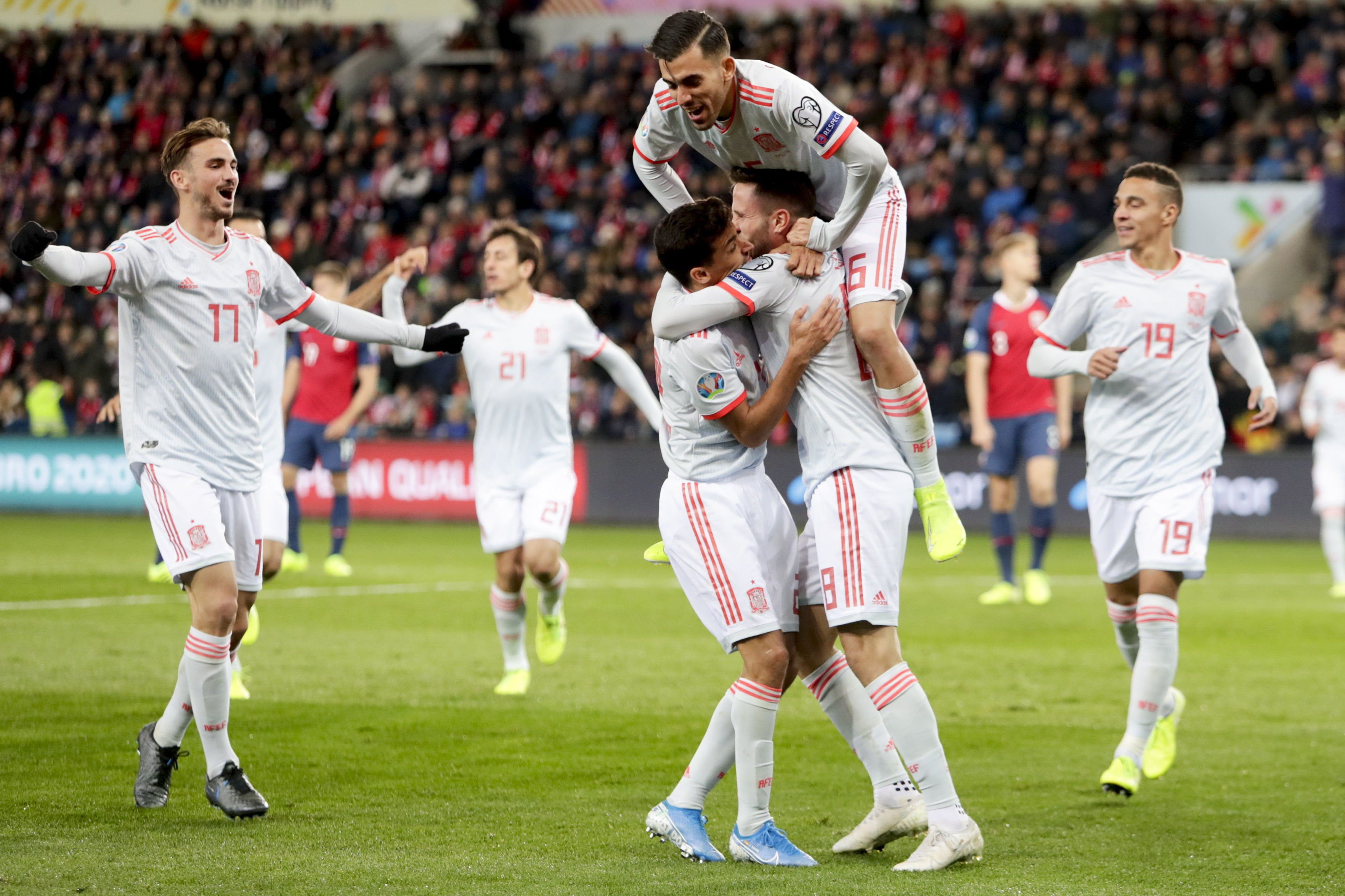 Fabián Ruiz celebra con Dani Ceballos y Jesús Navas el gol de Saúl Ñíguez a Noruega / EFE