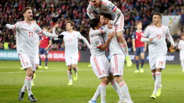 Fabián Ruiz celebra con Dani Ceballos y Jesús Navas el gol de Saúl Ñíguez a Noruega / EFE