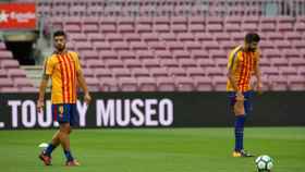 Piqué y Suárez, en el calentamiento de un partido del Barça / EFE