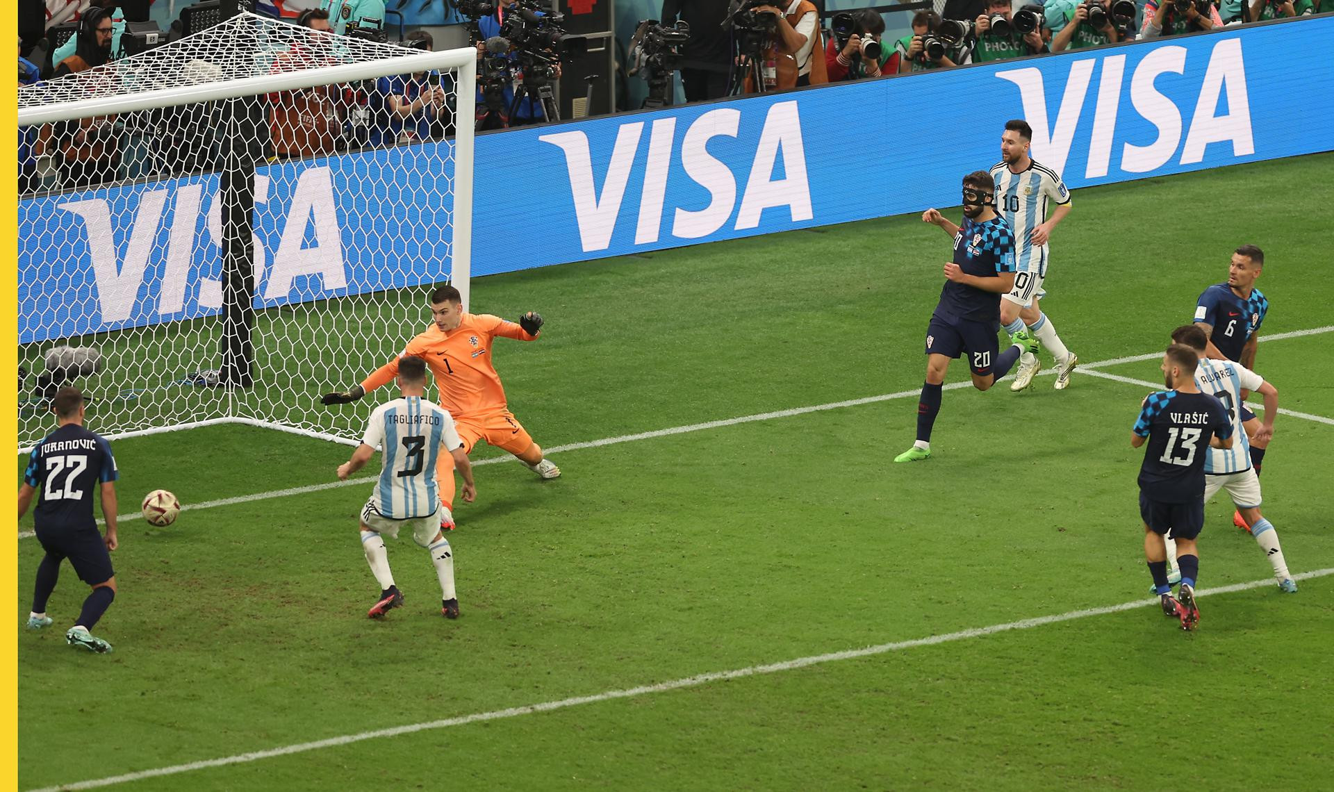 El delantero Julián Álvarez marca el tercer gol de Argentina ante Croacia, a pase de Messi