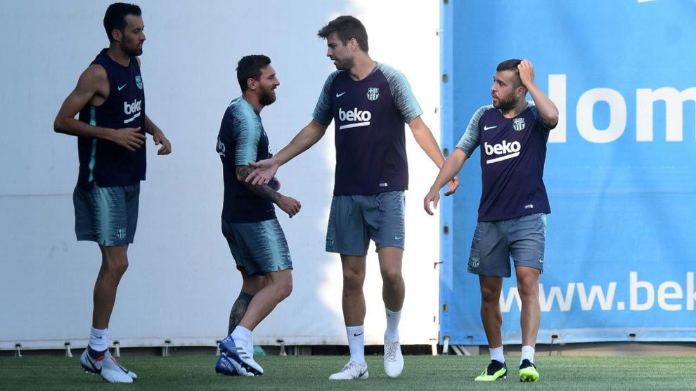 Messi, rodeado de los capitanes Busquets, Piqué y Jordi Alba cuando todavía se hablaba con el central catalán / FCB