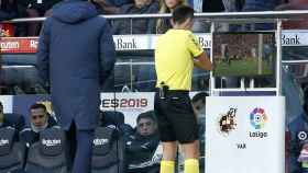 Un árbitro de la liga española, consultando el VAR | EFE