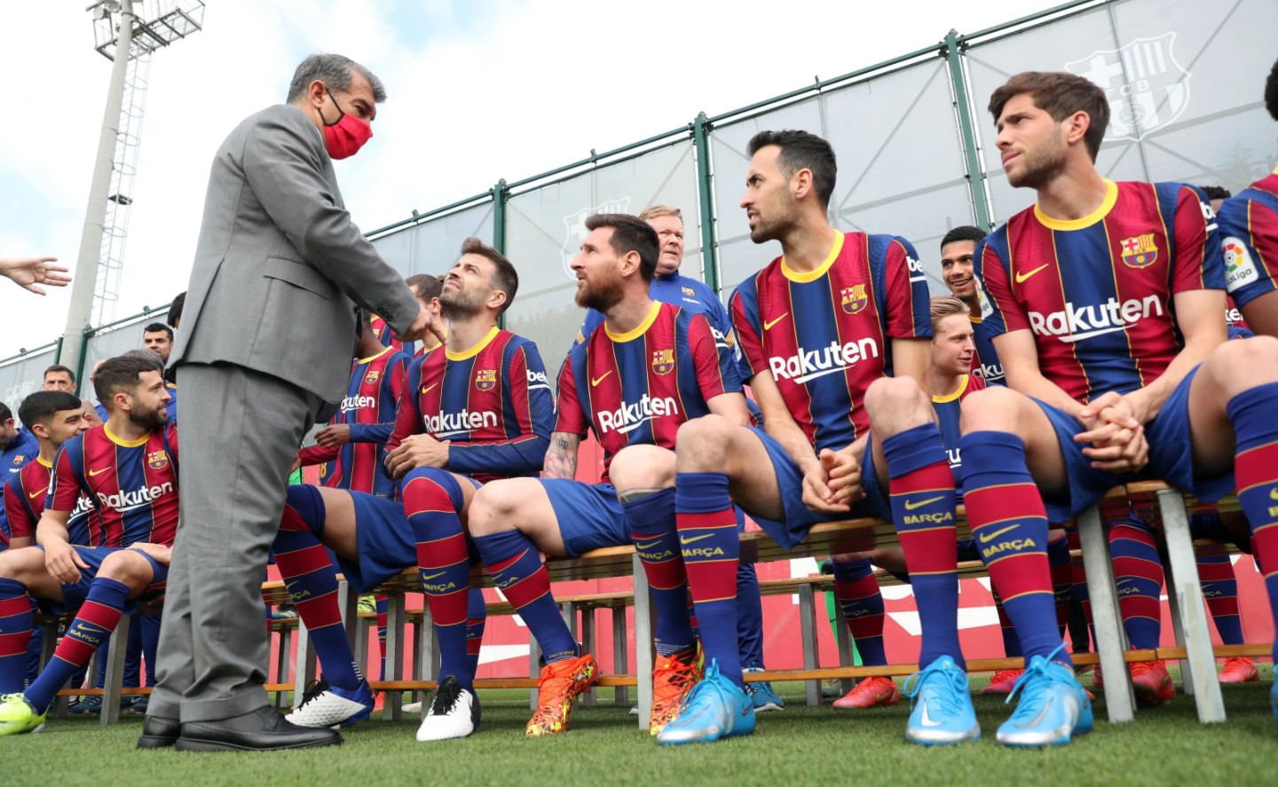 Joan Laporta saluda a la plantilla del Barça, Messi incluido, en la foto oficial del año pasado / FCB