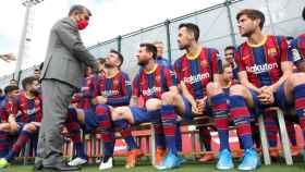 Joan Laporta saluda a la plantilla del Barça, Messi incluido, en la foto oficial del año pasado / FCB