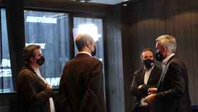 Víctor Font habla en corrillo con miembros de su junta en la sede del Hotel Olivia / SAF