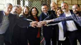 Ada Colau junto a Bartomeu, Jordi Moix y demás miembros del Ayuntamiento de Barcelona / AB