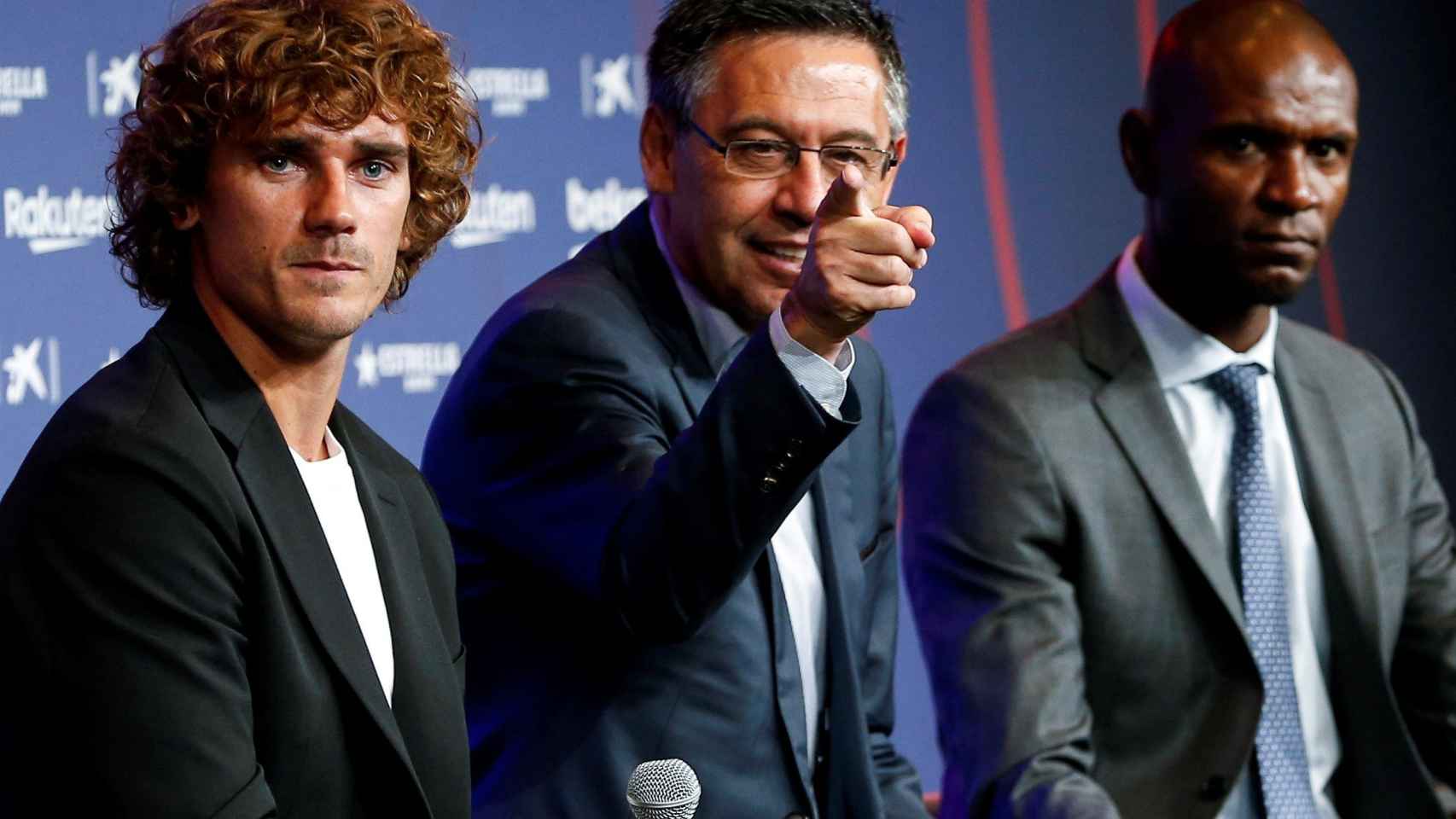 Josep Maria Bartomeu, con Griezmann y Abidal, desvela que el Barça pidió un crédito de 35 millones / EFE
